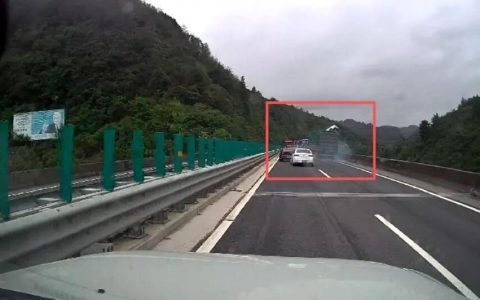 贵州一高速桥上五车追尾，大货车将小轿车撞飞到桥下，交警：事故造成1死1伤