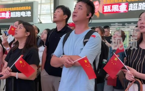 阅兵直播网络视听平台收视逾19.2亿人次，车站、机场、医院大屏同步播放，旅客驻足观看齐唱国歌，有人激动落泪