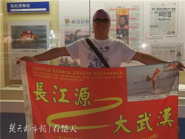 72岁武汉大爷上海业余跳水赛斩获第4名，系参赛年龄最大选手，15年前曾沿长江游泳1200公里到上海看世博会