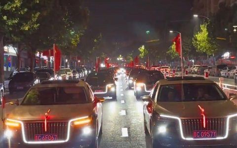 为纪念抗战胜利80周年，山西阳泉30辆红旗车插上红旗驶过主干道，车主：还专门去了百团大战纪念馆附近