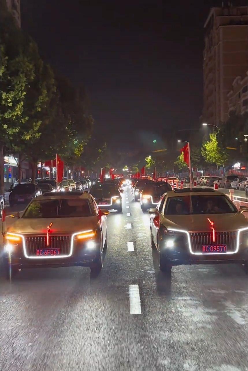 为纪念抗战胜利80周年，山西阳泉30辆红旗车插上红旗驶过主干道，车主：还专门去了百团大战纪念馆附近