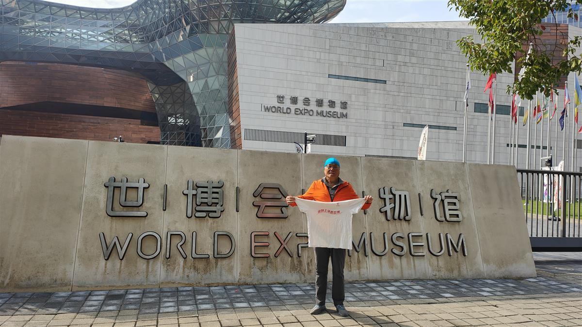 72岁武汉大爷上海业余跳水赛斩获第4名，系参赛年龄最大选手，15年前曾沿长江游泳1200公里到上海看世博会