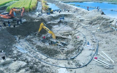 挖机参与抗洪抢险陷入沼泽近两月，施工队六次救援未能助它脱困，目击者：挖机原价36万元，如成功救出老板愿出5万元酬谢