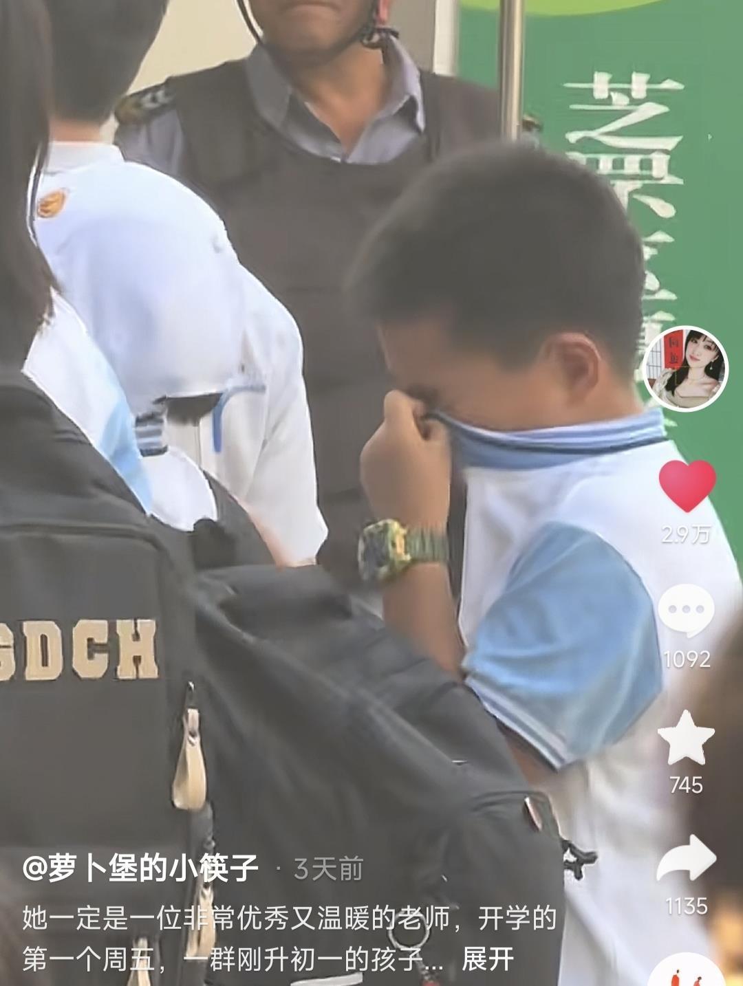 小学门前这一幕令人动容！烟台多名小升初学生回校看望老师，有男孩激动落泪，当事老师：孩子们隔老远就喊我，非常感动和欣喜