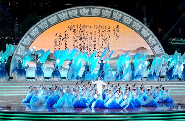 市民、游客翘首以盼 长江文化具象化了