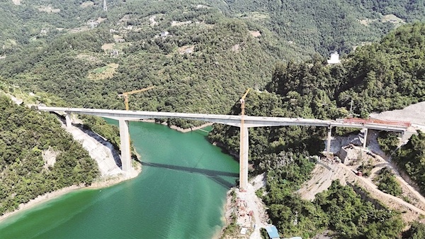 巴东黄家岩大桥全幅贯通 革命老区金果坪将首通二级公路