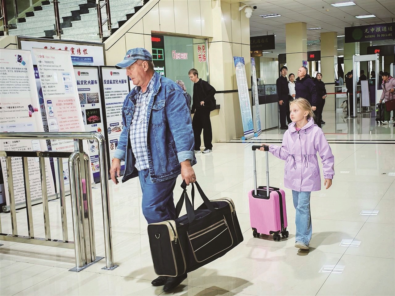 黑龙江黑河 俄游客坐船5分钟丝滑入境