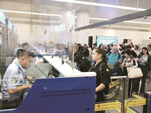 中国对俄罗斯试行免签政策首日 武汉迎126名免签入境俄罗斯旅客