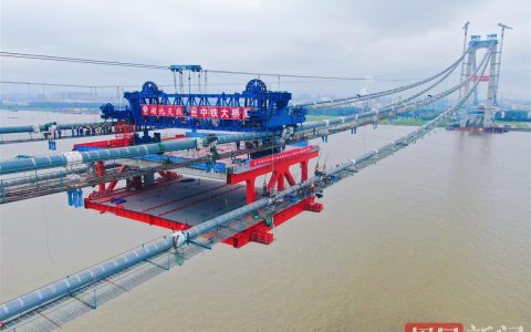 燕矶长江大桥主跨首节钢梁成功架设，创新施工破解难题