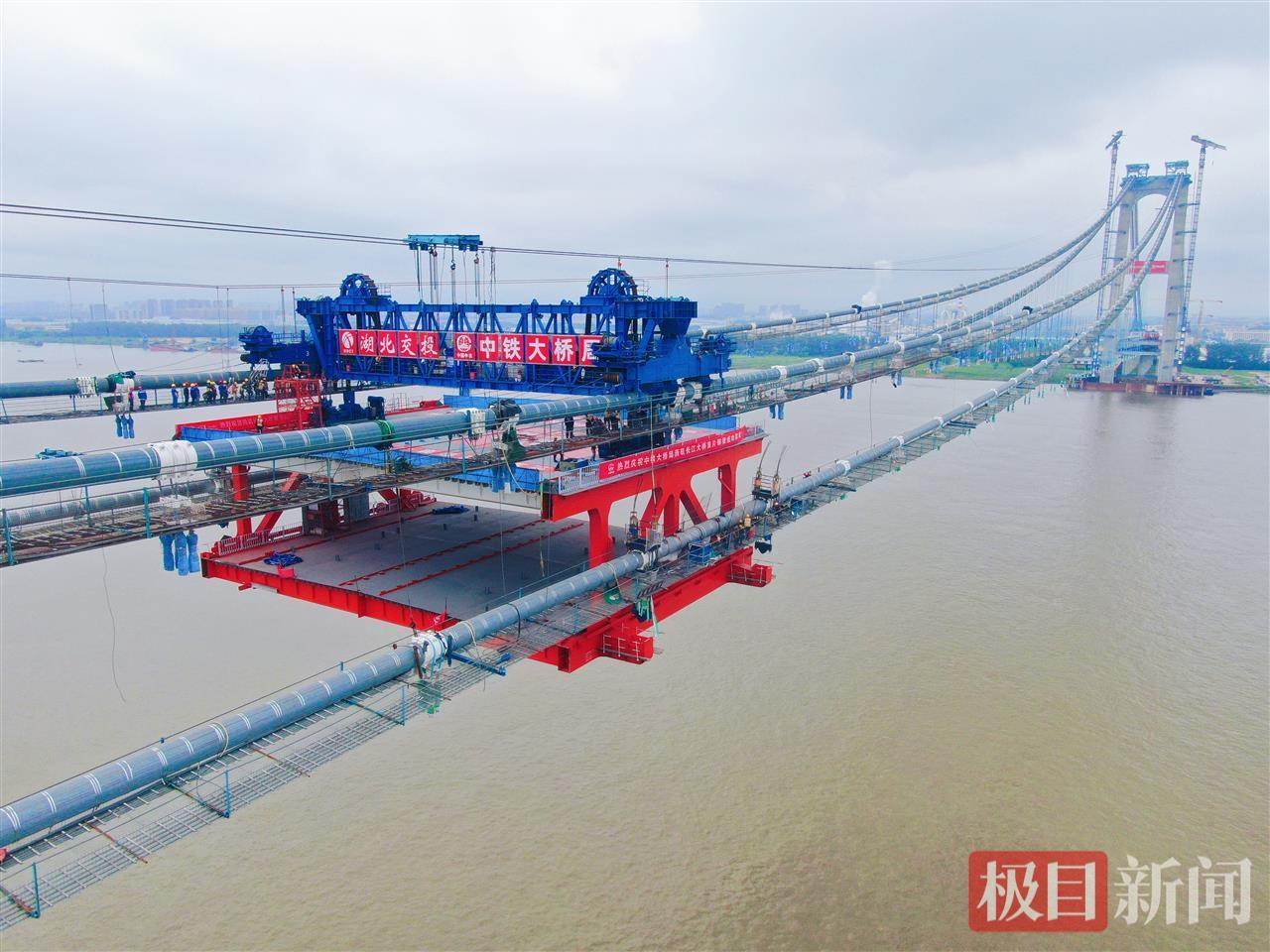 燕矶长江大桥主跨首节钢梁成功架设，创新施工破解难题