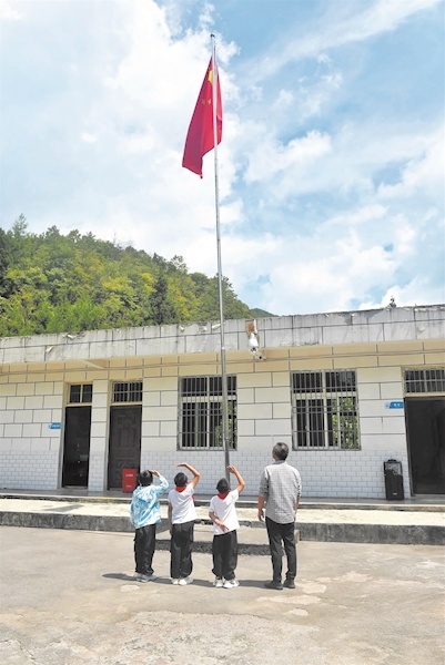 全校只有3个学生和1名老师 这所深山小学的开学典礼国歌嘹亮