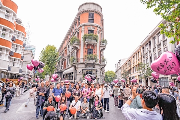 天凉好个秋市民喜出游