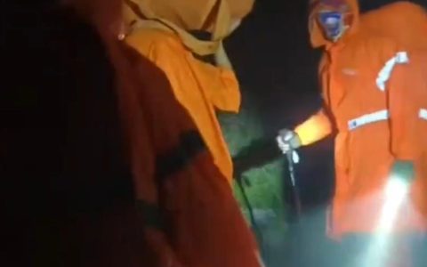 一男一女穿越“鳌太线”被困，男子被发现时已无生命体征，救援队历经6天5夜救出幸存者