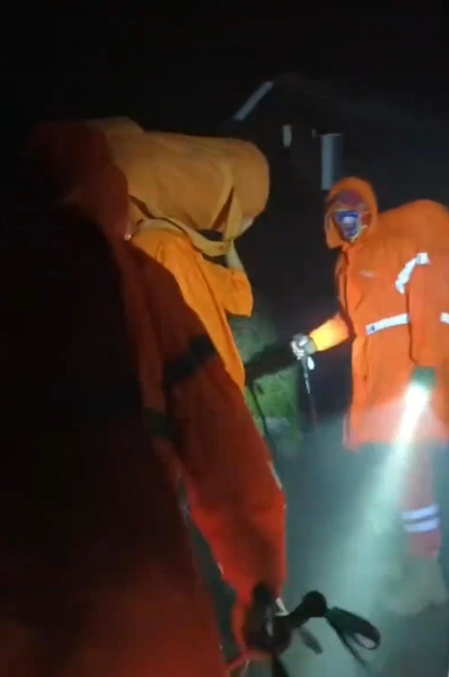 一男一女穿越“鳌太线”被困，男子被发现时已无生命体征，救援队历经6天5夜救出幸存者