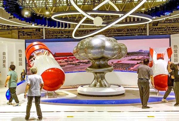 首届国防军工文博会在汉开幕 “白帝”“胖五”等大国重器登场