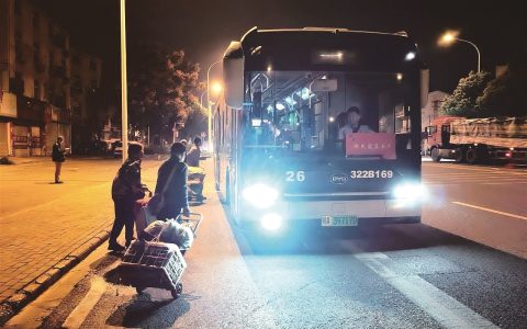 每天凌晨四点半准时出发，从蔡甸开往市区菜市场 “蔬菜专车”载着菜农赶早集