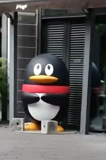 “拴Q”具象化了！现场实探：腾讯总部正门企鹅雕塑被绑起来防台风