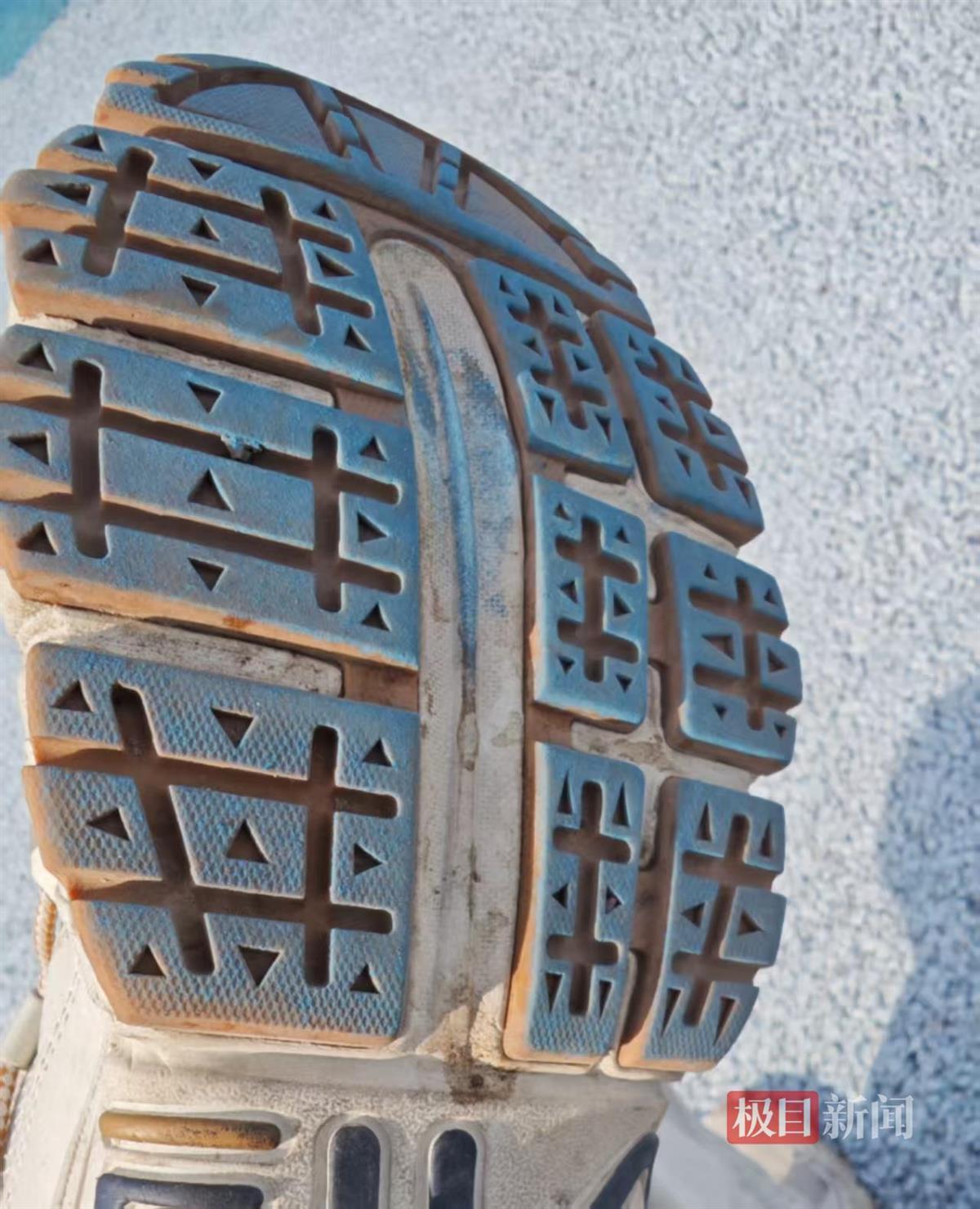 体育场跑道掉色染蓝鞋底，通州体育局召开听证会：无毒无害，充分听取意见后将整改