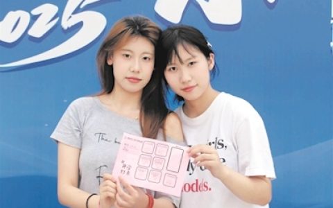 高中同名同姓同班同桌 两位“李梓涵”大学同寝室再续前缘