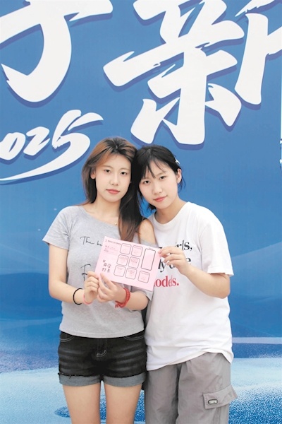 高中同名同姓同班同桌 两位“李梓涵”大学同寝室再续前缘