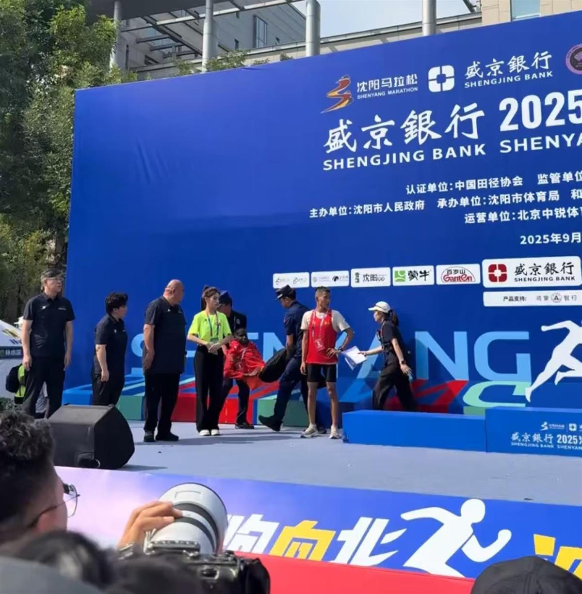 沈阳马拉松冠军领奖时晕倒，目击者称下场休息后完成了颁奖，主办方：身体无大碍，下午还接受了采访