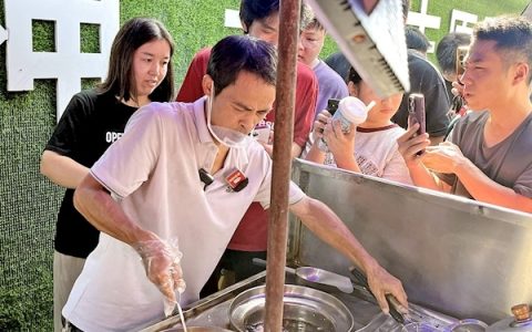 江西景德镇“鸡排哥”爆火 每人限购2份 有人排队3个多小时