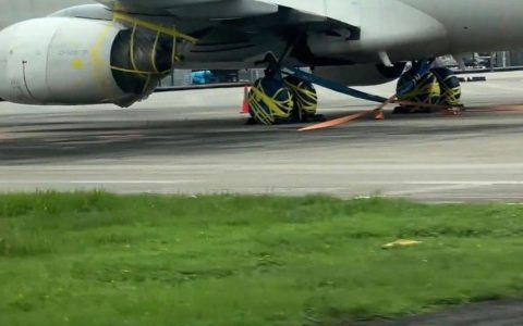 深圳机场一飞机“五花大绑”防台风，航司：台风强劲，会采取措施尽量把飞机维持在原地