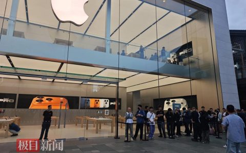 实探成都苹果直营店：取iPhone 17的顾客在店外排起长队，有人5点半就来了