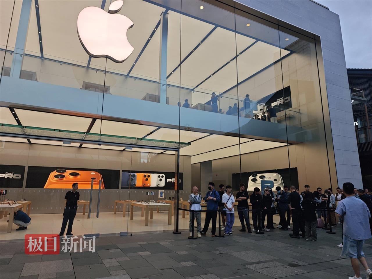 实探成都苹果直营店：取iPhone 17的顾客在店外排起长队，有人5点半就来了
