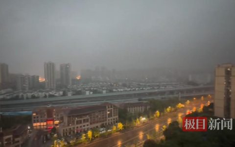 成都早高峰遇上巨雷暴雨，市民在地库堵车50分钟，有幼儿园通知可延迟上学