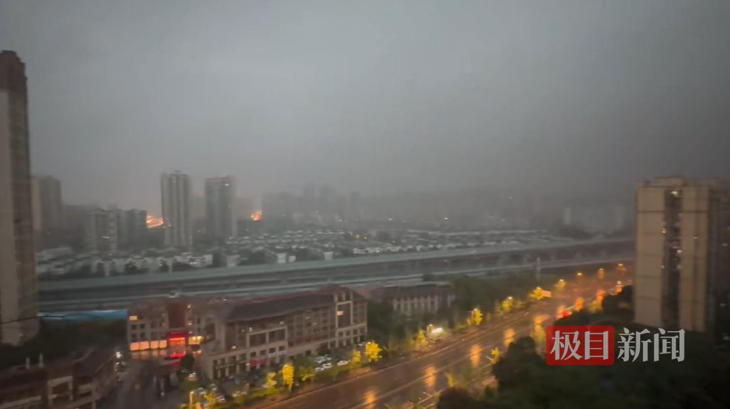 成都早高峰遇上巨雷暴雨，市民在地库堵车50分钟，有幼儿园通知可延迟上学