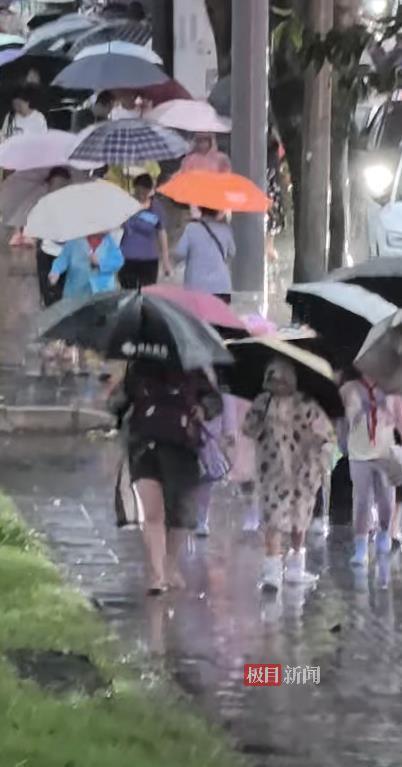成都早高峰遇上巨雷暴雨，市民在地库堵车50分钟，有幼儿园通知可延迟上学