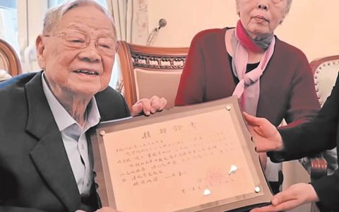 他视其为珍宝，更认为它们最终应回家 97岁作曲家杜鸣心捐赠千件珍藏