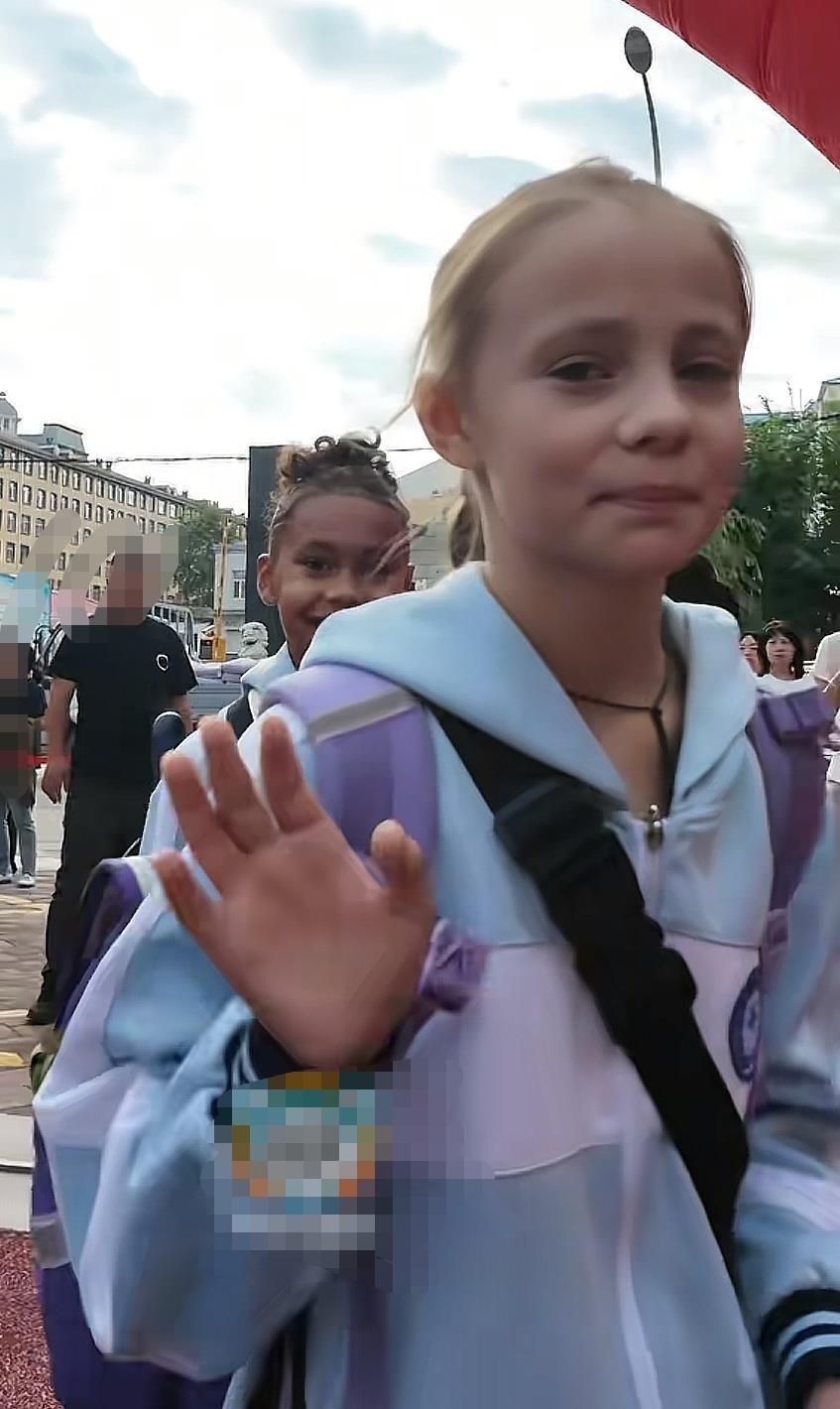 黑河小学开学迎来大批俄罗斯学生，校方：共接收16名留学生，用汉语教学