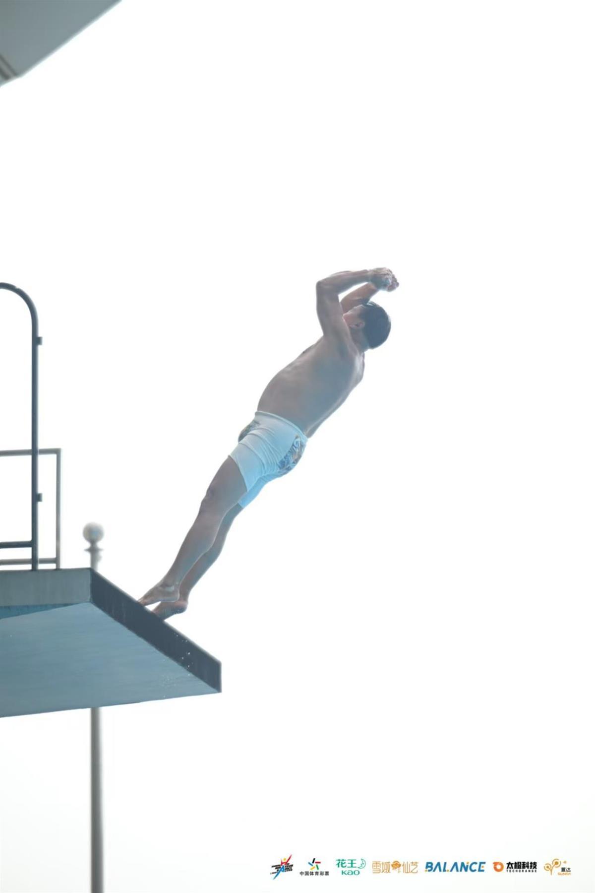 72岁武汉大爷上海业余跳水赛斩获第4名，系参赛年龄最大选手，15年前曾沿长江游泳1200公里到上海看世博会