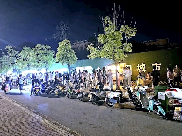 江西景德镇“鸡排哥”爆火 每人限购2份 有人排队3个多小时