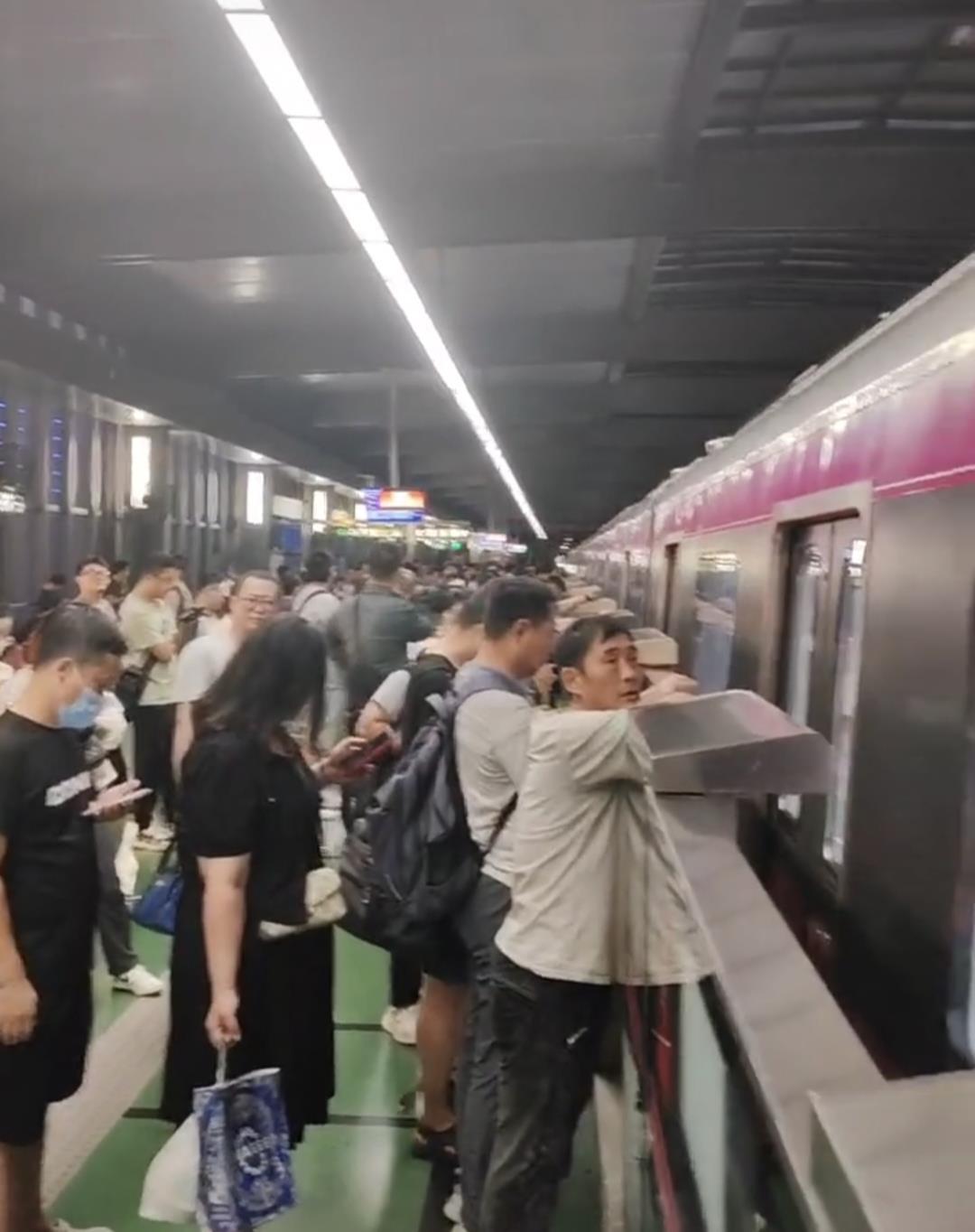 北京多地遭大风冰雹天气：私家车挡风玻璃被砸出窟窿，树木倒伏侵入地铁限界致列车延误