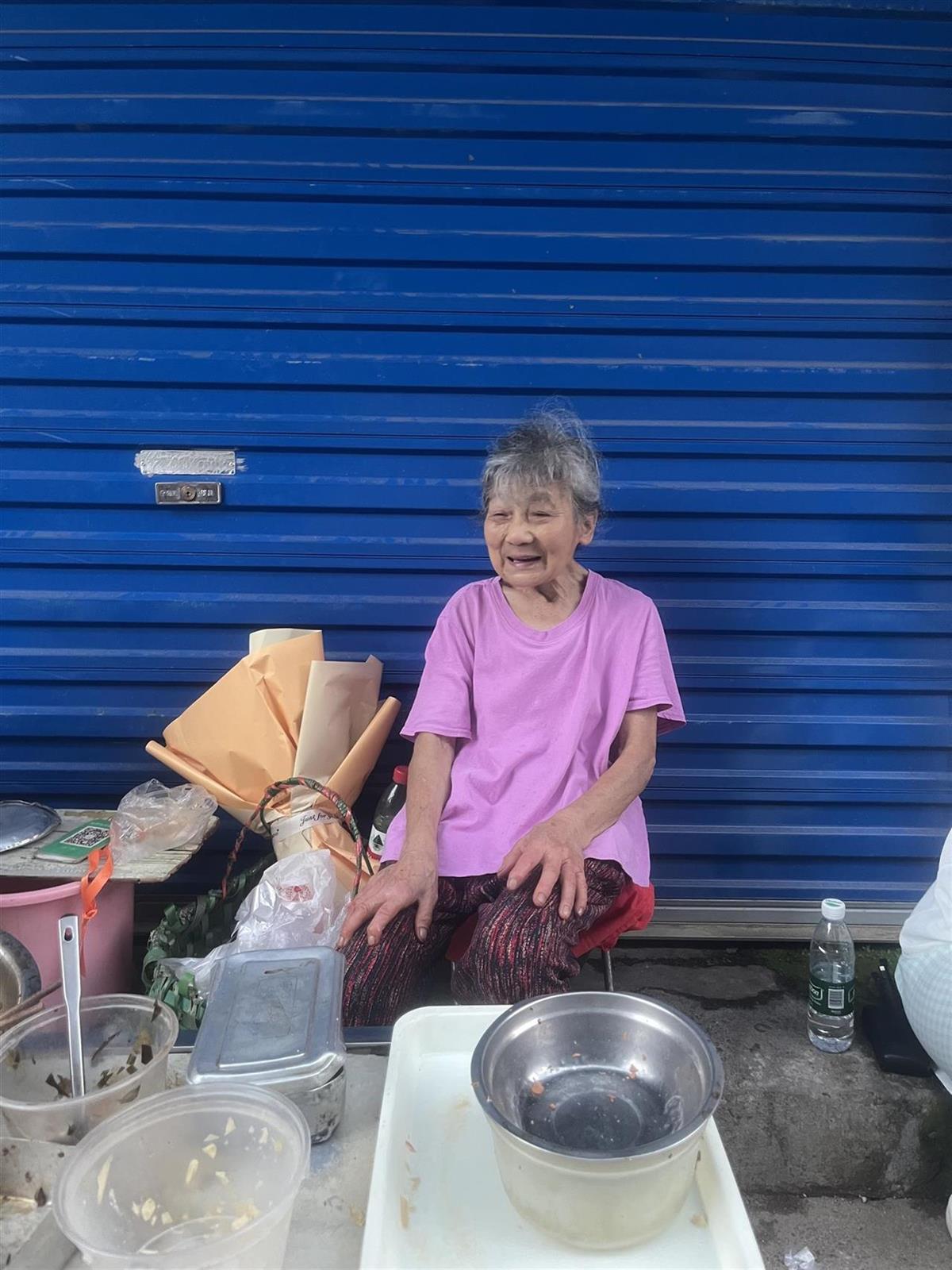 邓超来看望过后，南昌“一毛钱奶奶”生意爆火，顾客排起长队，还有人送来鲜花