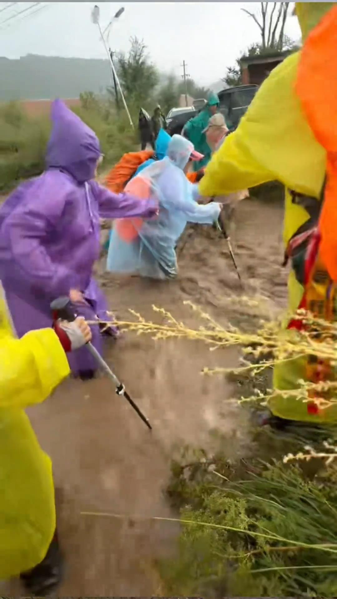 百人徒步团因水渠涨水被困河北蔚县，当地村支书开皮卡车救援：第一时间到现场值守，全员安全通过