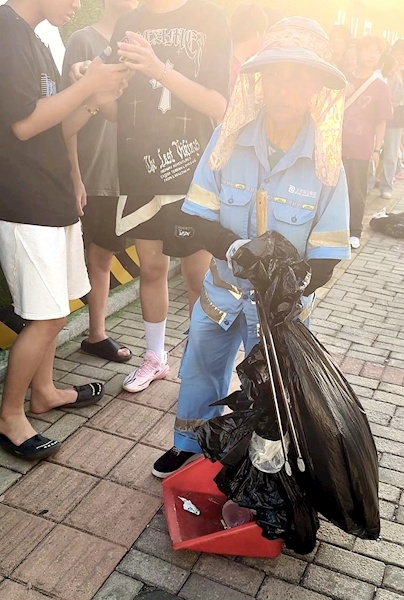 江西景德镇“鸡排哥”爆火 每人限购2份 有人排队3个多小时