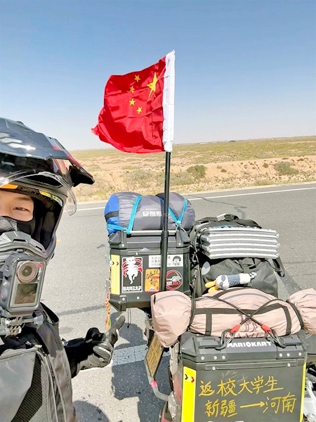 从新疆克拉玛依出发  目的地郑州科技学院 小伙骑摩托车3500公里报到