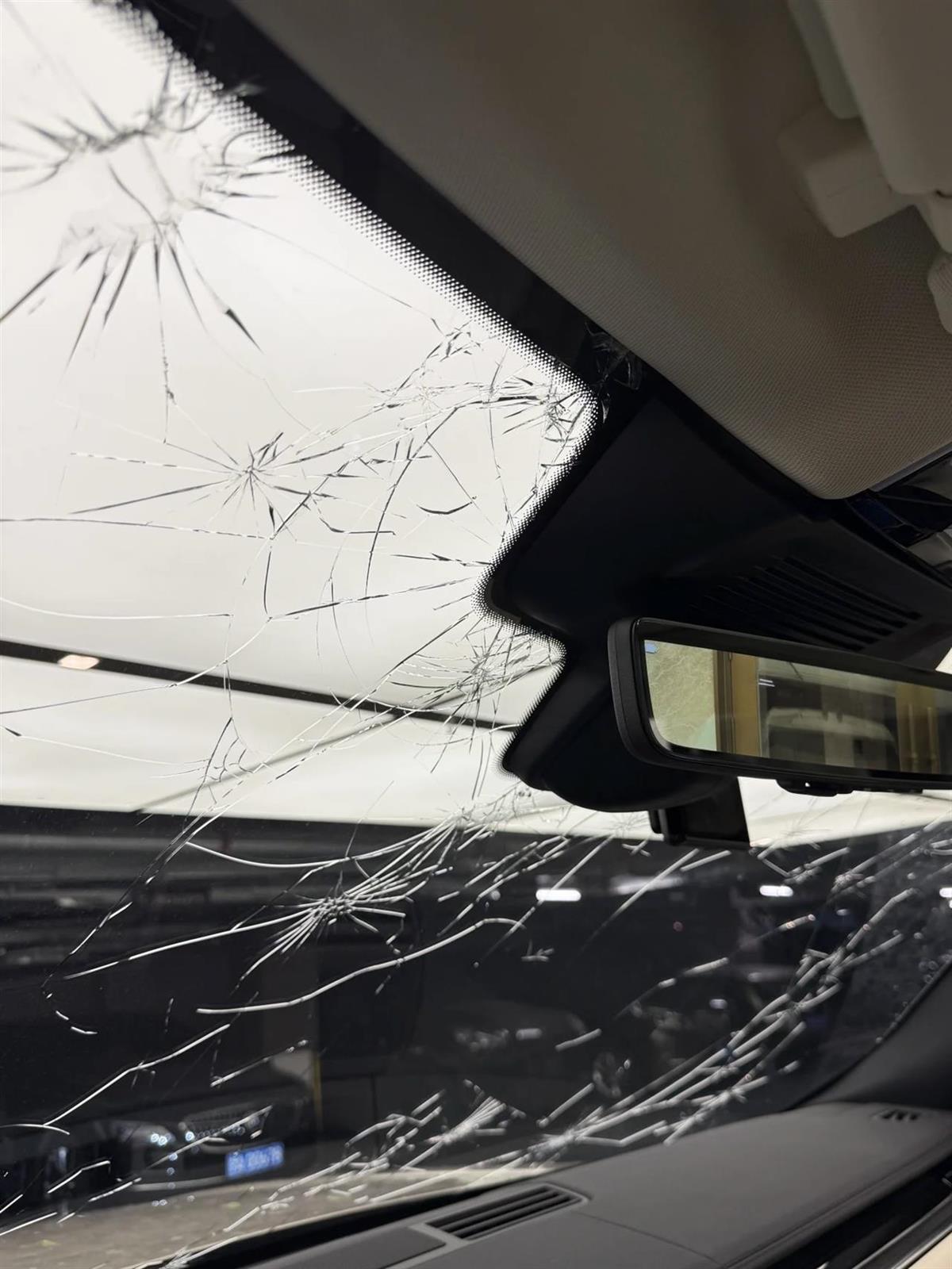 北京多地遭大风冰雹天气：私家车挡风玻璃被砸出窟窿，树木倒伏侵入地铁限界致列车延误