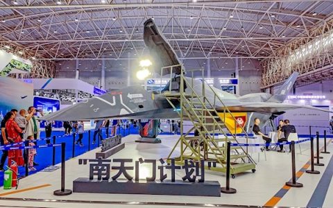首届国防军工文博会在汉开幕 “白帝”“胖五”等大国重器登场