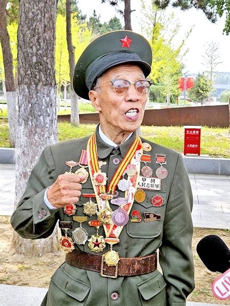 九旬老兵亲临沈阳接战友回家