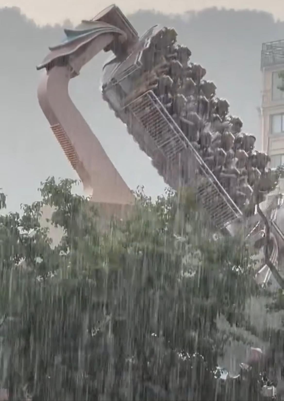 游客在徐州乐园玩“空中飞舞”时突降暴雨，360度旋转淋雨，网友调侃：全自动“洗人机”