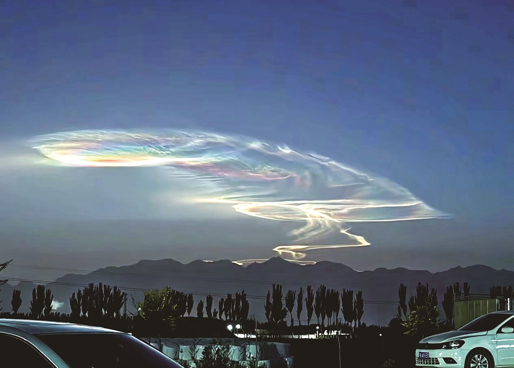 网友称宁夏夜空现七彩祥云 科普博主：系火箭夜光云