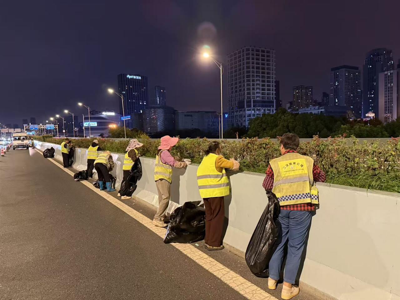 深夜，武汉园林人上路修枝整叶
