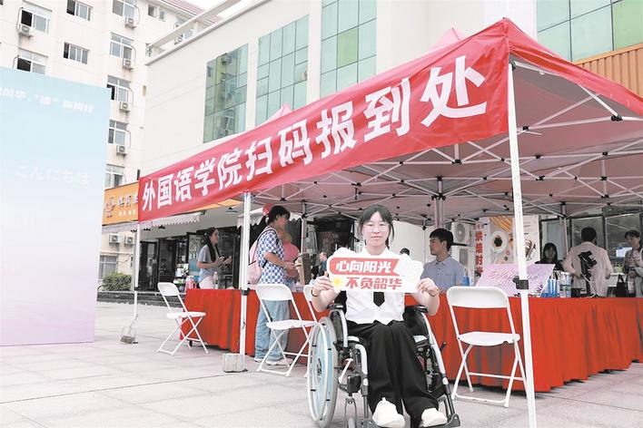 577分“轮椅女孩”来汉读大学 学校为她定制无障碍宿舍  安排教室也很贴心