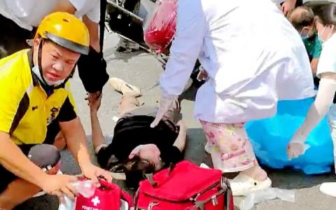 路遇有人受伤昏迷 外卖小哥跪地急救 他送了一单性命攸关的“加急件”