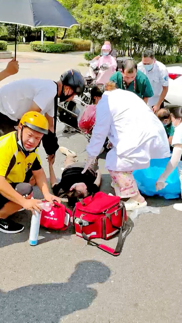 路遇有人受伤昏迷 外卖小哥跪地急救 他送了一单性命攸关的“加急件”